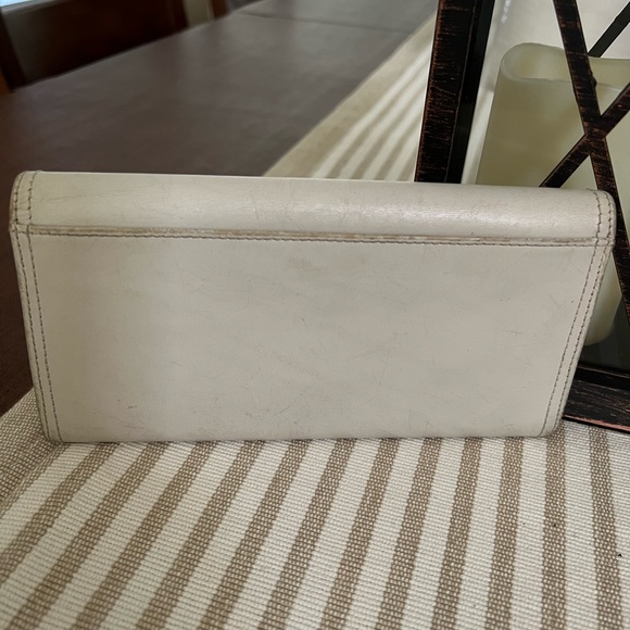 Authentic Coach slim wallet in good preowned condition. - Picture 2 of 9